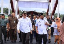 Perjuangan Anggaran Jembatan Pacongkang Citta, Bupati dan Masyarakat Soppeng Berterimakasih ke H. Aras FOTO: Kiri anggota DPR RI H. Muhammad Aras dan Gubernur Sulsel Andi Sudirman Sulaiman saat peresmian jembatan Pacongkang dan Rekonstruksi Jalan Ruas Lajoa -Pacongkang- Citta- Tobenteng di Kabupaten Soppeng, diresmikan hari ini, (Rabu, 23/08/2023)