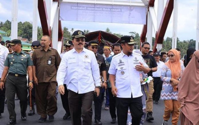 FOTO: Kiri anggota DPR RI H. Muhammad Aras dan Gubernur Sulsel Andi Sudirman Sulaiman saat peresmian jembatan Pacongkang dan Rekonstruksi Jalan Ruas Lajoa -Pacongkang- Citta- Tobenteng di Kabupaten Soppeng, diresmikan hari ini, (Rabu, 23/08/2023)