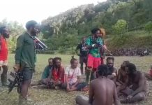 Datangi Perkampungan, KKB Pukul Perempuan OAP Foto tangkap layar dari video viral