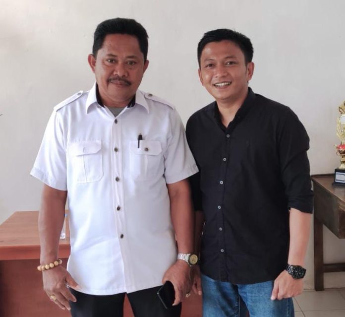 FOTO: Kiri Kepala Desa bersama Andi Ian usai digelar pertemuan antara warga/petani dan pemilik hewan ternak di kantor desa Bulo-bulo. Rabu,23 Agustus 2023