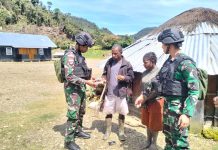 Danpos Tirineri Satgas Yonif RK 115/ML Anjangsana ke Rumah Bapak Gembala FOTO: Danpos Tirineri yang melakukan anjangsana ke rumah Bapak Gembala di Kampung Tirineri, Distrik Yambi, Kabupaten Puncak Jaya, Papua, Rabu (23/8/2023).