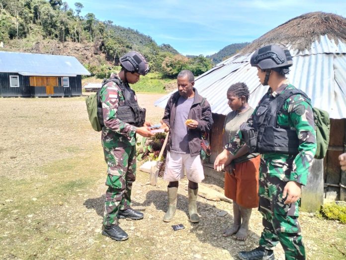 FOTO: Danpos Tirineri yang melakukan anjangsana ke rumah Bapak Gembala di Kampung Tirineri, Distrik Yambi, Kabupaten Puncak Jaya, Papua, Rabu (23/8/2023).