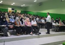 Prof. dr. Taruna Ikrar, Beri Kuliah Umum ke 150 Mahasiswa UNMAL Fakultas Kedokteran Tentang Terapi Kanker Otak FOTO: Guru Besar Prof. dr. Taruna Ikrar, M.Biomed, Ph.D memberikan kuliah umum kepada 150 mahasiswa Program Studi Pendidikan Dokter Umum, Fakultas Kedokteran, Universitas Malahayati Bandar Lampung angkatan 2021, Rabu (23/8/2023).