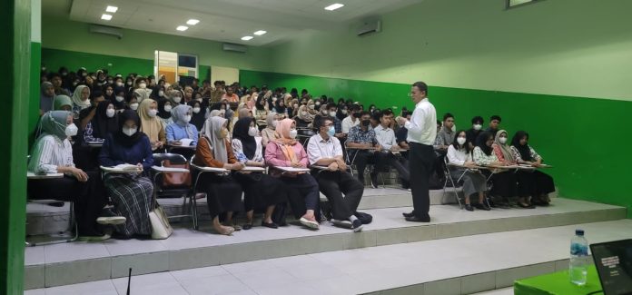 FOTO: Guru Besar Prof. dr. Taruna Ikrar, M.Biomed, Ph.D memberikan kuliah umum kepada 150 mahasiswa Program Studi Pendidikan Dokter Umum, Fakultas Kedokteran, Universitas Malahayati Bandar Lampung angkatan 2021, Rabu (23/8/2023).