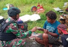 Patroli Kesehatan Satgas Yonif RK 115/ML Berhasil Merebut Simpati Masyarakat Papua FOTO: Personel Pos Tinolok Satgas Yonif RK 115/ML melaksanakan patroli kesehatan ke rumah-rumah masyarakat yang berada di Kampung Tinolok, Distrik Yambi, Kab. Puncak Jaya. Jumat (25/8/2023).