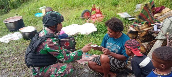 FOTO: Personel Pos Tinolok Satgas Yonif RK 115/ML melaksanakan patroli kesehatan ke rumah-rumah masyarakat yang berada di Kampung Tinolok, Distrik Yambi, Kab. Puncak Jaya. Jumat (25/8/2023).