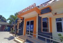 Seorang Kasi di Diskoperindag Situbondo Kaget Kegiatan Pasar Murah Beralih ke Area Masjid FOTO: Kantor Dinas Koperasi Perindustrian dan Perdagangan Pemkab Situbondo. (Agung CH)