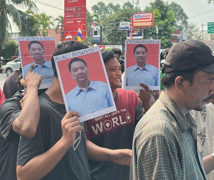 FOTO: Koalisi mahasiswa dan masyarakat peduli hukum mendatangi PN Jakarta Selatan