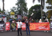 KITRA Prihatin Presiden Tidak Serius Terhadap Kesejahteraan TNI Polri FOTO: Koordinator Nasional KITRA TNI POLRI Dadank Riyada saat menggelar aksi unjuk rasa