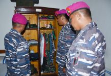 Disiplin, Kebersihan Dan Kerapihan Adalah Jati Diri Prajurit Marinir FOTO: Dalam rangka menjaga dan memelihara tradisi TNI AL, prajurit Yonmarhanlan VI Makassar melaksanakan ronda penutup di lingkungan Sarang Petarung Yonmarhanlan VI, JL.Yos Soedarso No.308 Kota Makassar. Jum'at (25/08/2023)