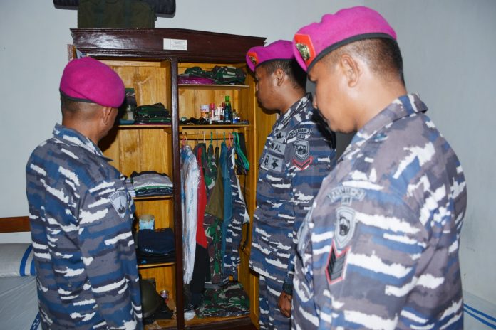 FOTO: Dalam rangka menjaga dan memelihara tradisi TNI AL, prajurit Yonmarhanlan VI Makassar melaksanakan ronda penutup di lingkungan Sarang Petarung Yonmarhanlan VI, JL.Yos Soedarso No.308 Kota Makassar. Jum'at (25/08/2023)