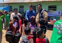 IKA Unhas Maros Bagikan Perlengkapan Sekolah Bagi Anak-Anak di Pelosok FOTO: Ketua IKA Unhas Kabupaten Maros, Chaidir Syam menyerahkan peralatan sekolah bagi anak-anak usia SD di Dusun Tanete Bulu, Desa Bontomanurung, Kecamatan Tompobulu, Kabupaten Maros (26/08/2023).