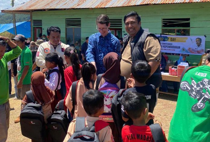 FOTO: Ketua IKA Unhas Kabupaten Maros, Chaidir Syam menyerahkan peralatan sekolah bagi anak-anak usia SD di Dusun Tanete Bulu, Desa Bontomanurung, Kecamatan Tompobulu, Kabupaten Maros (26/08/2023).