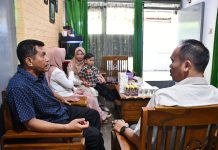 Jalin Silaturahmi, Tingkatkan Tali Persaudaraan Antar Prajurit Yonmarhanlan Vl FOTO: Pelda Mar Frengky Rumtutuly silaturahmiVdi Rumdis Komplek TNI AL Dewa Kembar Blok C1 No.261 Kelurahan Tamalabba Kota Makassar. Sabtu (26/08/2023).