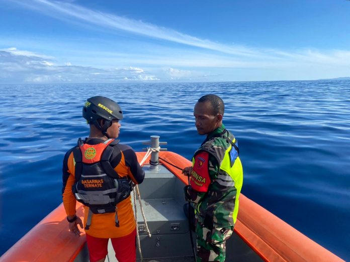 FOTO: Serma Deminikus Awom, Babinsa Desa Todahe dan salah satu anggota Rescue Basarnas Ternate saat melakukan pencarian. Sabtu (26/8/2023)