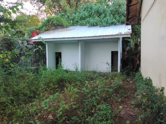 FOTO: Toilet SMPN 16 Makassar terlihat terbengkalai. (Ist)