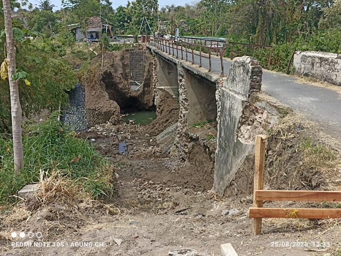 FOTO: Proyek rehabilitasi jembatan ruas (Sumberkolak - Ardiwilis) pekerjaan beton bertulang, milik CV Berkah Jaya Besuki di dusun Langai, desa Sumberkolak, kecamatan Panarukan. (Agung Ch)