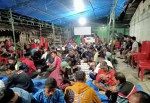 “Aisyah Arsyad Kasmar CUP” Gelar Turnamen Domino di Desa Lumbewe Lutim FOTO: Warga di Desa Lumbewe, mengikuti Turnamen Domino "Aisyah Arsyad Kasmar CUP"