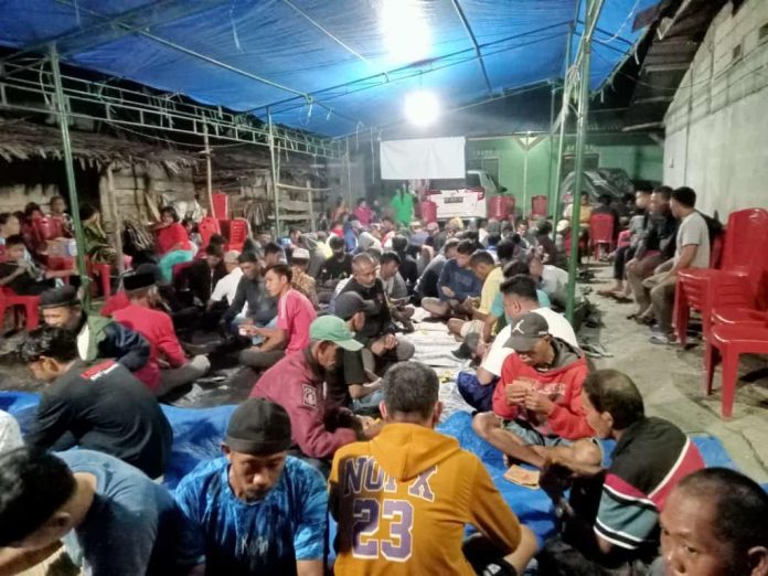 FOTO: Warga di Desa Lumbewe, mengikuti Turnamen Domino 