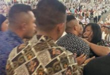 Emak-emak Lempar Sendal ke Arah Presiden Jokowi Saat Acara Rembuk Relawan Bobby Nasution di Pancing FOTO: Salah seorang emak-emak saat diamankan Paspampres. Minggu. (27/8/2023)