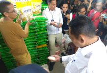 Harga Beras Ugal-ugalan, Cetak Rekor Baru, Jenis Medium Tembus Rp12.210 FOTO: Direktur Utama Perum Bulog Budi Waseso (Buwas) dan Jajaran Bapanas melakukan 'Grebek Pasar' dalam rangka memantau ketersediaan stok beras di Pasar Perumnas Klender, Jakarta Timur pada hari ini, Senin (28/8/2023).