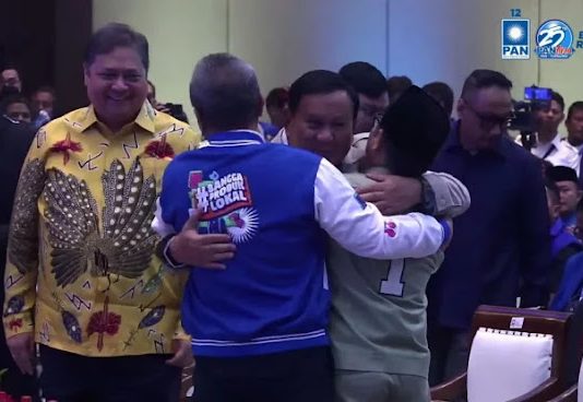 Berpelukan di HUT PAN, Prabowo, Cak Imin, Airlangga dan Yusril, Zulhas: Nggak Boleh Lepas FOTO: Ketua Umum Partai Kebangkitan Bangsa (PKB), Abdul Muhaimin Iskandar (Cak Imin), tampak berpelukan erat dengan Ketua Umum Partai Gerindra, Prabowo Subianto, dan Ketua Umum Partai Amanat Nasional (PAN), Zulkifli Hasan.