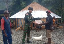 Satgas Yonif RK 115/ML Beri Bantuan Sembako Kepada Keluarga yang Sedang Berduka di Kampung Kulirik FOTO: Satgas Yonif RK 115/ML dari Pos Pintu Angin yang dipimpin oleh Letda Inf Arnold Randhy Rialdi, S.Tr. (Han) hadir bersama beberapa personel Satgas lainnya untuk berbelasungkawa pada acara kedukaan yang dialami oleh keluarga Mekiles Enumbi yang berada di Kampung Kulirik, Distrik Mulia, Kabupaten Puncak Jaya, Papua. Selasa (29/8/2023).