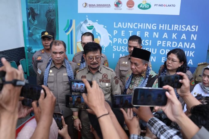 FOTO: Menteri Pertanian, Syahrul Yasin Limpo temui awak media usai menghadiri Launching Hilirisasi Peternakan di Koperasi Peternakan Sapi Perah Setia Kawan (KPSP) yang berlokasi di Nongkojajar, Kabupaten Pasuruan.