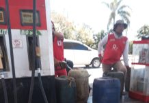 Resources Supervisory Agency, Lembaga Pengawasan Distribusi BBM Solar Bersubsidi FOTO: Aktifitas pengisian BBM bersubsidi menggunakan jerigen di SPBU 74.921.07 Panciro di Jalan Poros Palangga, Kabupaten Gowa.