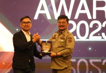 Punya Segudang Prestasi, Mentan SYL Dianugerahi Penghargaan Tokoh Sulsel Berpengaruh di Indonesia FOTO: Menteri Pertanian Syahrul Yasin Limpo saat menerima penghargaan utama Kabar Makassar sebagai tokoh Sulawesi Selatan yang berpengaruh di tingkat nasional. Penghargaan ini diberikan langsung CEO Kabar Makassar, Upi Asmaradhana di Hotel Claro Makassar, Selasa, 29 Agustus 2023.