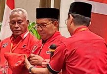 Komarudin ke DP, Jangan Jadi Kepala Banteng, Tapi Ekornya Kambing, Pakar Komunikasi: Bacanya Harus Terbalik FOTO: Kiri Ketua DPP PDI Perjuangan (PDIP) Bidang Kehormatan, Komarudin Watubun dan Danny Pomanto (DP) saat pengukuhan DP sebagai kader PDIP di acara pembukaan Rapat Kerja Daerah (Rakerda) III PDI Perjuangan Sulawesi Selatan, Senin, (28/8/2023).