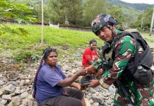 Satgas Yonif RK 115/ML Melaksanakan Anjangsana ke Kampung Yalinggua Sambil Membagikan Sembako FOTO: Satgas Yonif RK 115/ML yang mendatangi Kampung Yalinggua, Distrik Mulia, Kabupaten Puncak Jaya dan masuk ke honai-honai Masyarakat pada Hari Rabu (30/8/2023).