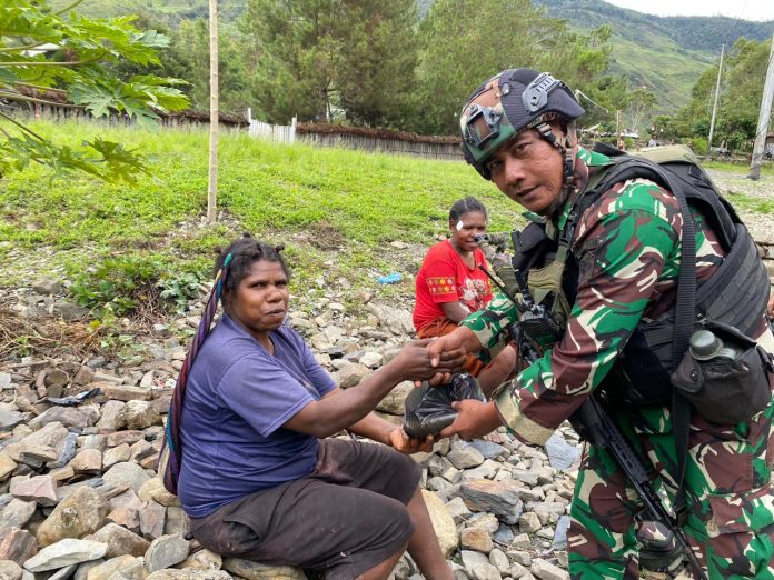 FOTO: Satgas Yonif RK 115/ML yang mendatangi Kampung Yalinggua, Distrik Mulia, Kabupaten Puncak Jaya dan masuk ke honai-honai Masyarakat pada Hari Rabu (30/8/2023).