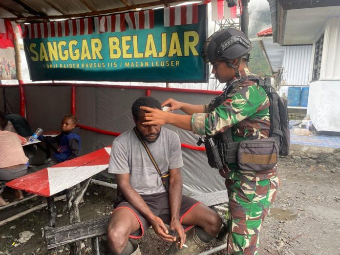 FOTO: Pelayanan Pangkas Rambut Secara Gratis oleh Satgas Yonif RK 115/ML Memberi Manfaat Bagi Masyarakat Papua