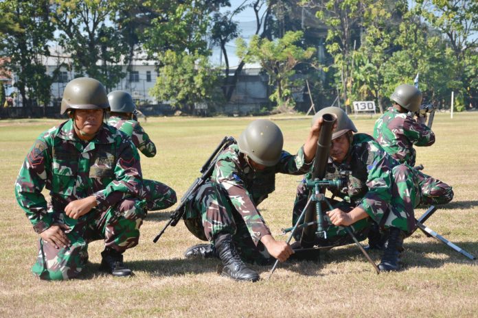 FOTO: Tingkatkan Naluri Tempur, Prajurit Yonmarhanlan VI Laksanakan Latihan Senjata Bantuan