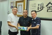 Jadi Pembicara di Malaysia, Dokter Yudi Bahas Manfaat Kolostrum Untuk Kesehatan FOTO: dr. Yudi saat bersama Tan Sri Datuk Seri Utama Ooi Huat Beng Executive Chairman SNI SDN BHD Malaysia