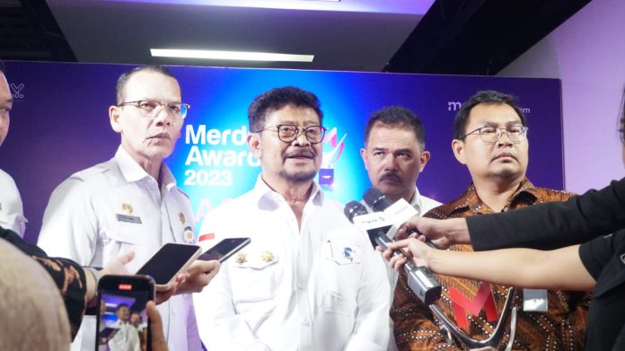 FOTO: Menteri Pertanian, Syahrul Yasin Limpo ditemui awak media usai menerima penghargaan secara langsung di SCTV Tower Jakarta, Rabu (30/8)