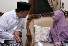 Mohon Do’a, Anies Temui Ibunda Cak Imin, Tersiar Kabar Wacana Pasangan Capres-Cawapres FOTO: Anies Baswedan usai didoakan Muhassonah Hasbullah ibunda Cak Imin di Pesantren Mambaul Maarif Denanyar, Jombang, Jatim.