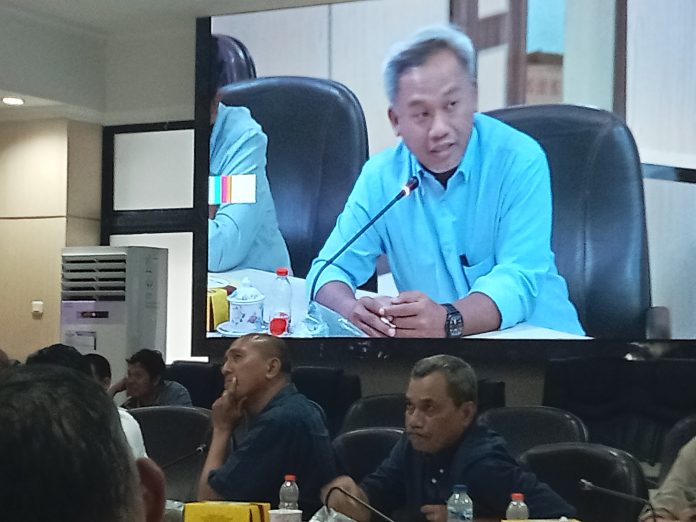 FOTO: Arief Wicaksono saat menghadiri Rapat Dengar Pendapat diruang rapat Banggar DPRD kota Makassar.