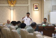 Mentan SYL Perintahkan Jajaranya Turun Tangan Bantu Pemulihan Warga Puncak Papua FOTO: Menteri Pertanian Syahrul Yasin Limpo (Mentan SYL) meminta jajaran kerjanya segera turun tangan membantu pemulihan warga di dua distrik Puncak Papua dalam menghadapi krisis kesehatan seperti diare akibat cuaca ekstrem. Kamis, 10 Agustus 2023.