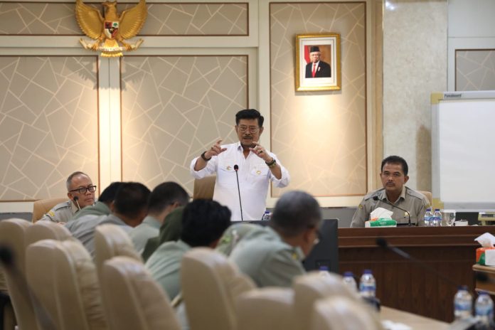 FOTO: Menteri Pertanian Syahrul Yasin Limpo (Mentan SYL) meminta jajaran kerjanya segera turun tangan membantu pemulihan warga di dua distrik Puncak Papua dalam menghadapi krisis kesehatan seperti diare akibat cuaca ekstrem. Kamis, 10 Agustus 2023.