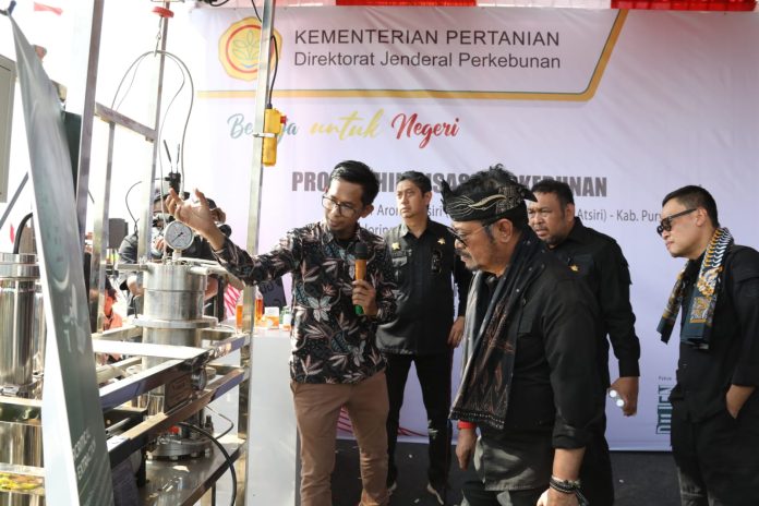 FOTO: Menteri Pertanian Syahrul Yasin Limpo (Mentan SYL) meninjau kondisi air di kawasan pertanian DAS Citarum Kabupaten Bandung, Jawa Barat. Minggu, 13 Agustus 2023.