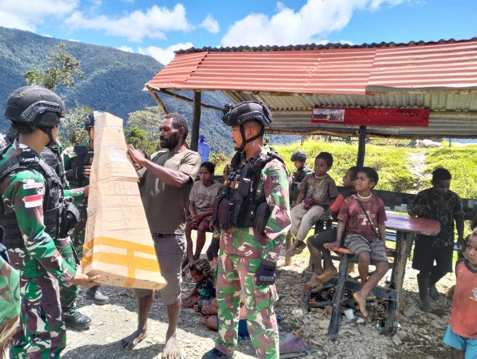 FOTO: Satgas Yonif RK 115/ML dalam melakukan pembinaan teritorialnya,memberi bantuan alat musik berupa gitar kepada Masyarakat Papua, khususnya yang berada di Kampung Kulirik, Kampung Tinolok dan Kampung Tirineri. Kabupaten Puncak Jaya. Jum'at (1/9/2023).