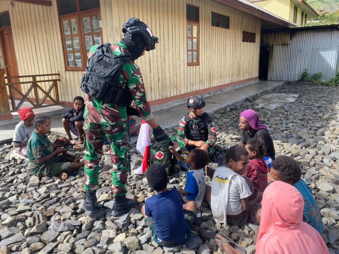 FOTO: Satgas Yonif RK 115/ML intens melakukan komunikasi sosial dengan masyarakat sekitar Pos. Jumat (1/9/2023)