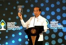 Kopi Hajirocker Dari Banten Muncul di Rakernas HIPMI XVIII, Kementan Siap Kembangkan Kopi Nasional FOTO: Presiden RI Joko Widodo, memperkenalkan Kopi Hajirocker yang berasal dari provinsi Banten pada Rapat Kerja Nasional (Rakernas) Himpunan Pengusaha Muda Indonesia (HIPMI) XVIII di Nusantara Hall, ICE-BSD, Kamis (31/8).
