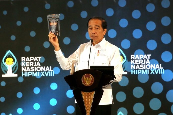 FOTO: Presiden RI Joko Widodo, memperkenalkan Kopi Hajirocker yang berasal dari provinsi Banten pada Rapat Kerja Nasional (Rakernas) Himpunan Pengusaha Muda Indonesia (HIPMI) XVIII di Nusantara Hall, ICE-BSD, Kamis (31/8).