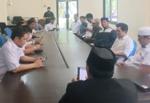 DPRD Dukung Karang Taruna Makassar Percepat Ranperda Anti LGBT, Zulkifli: Semua Agama Melarang Perilaku Menyimpang FOTO: Muhammad Zulkifli (Kiri) bersama pengurus Karang Taruna mendatangi Komisi D DPRD Makassar untuk mempertanyakan Ranperda Anti LGBT. Jumat (1/9/2023)