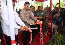 Kawasan Jermal 15 Di Kenal Sebagai Kampung Narkoba Diresmikan Menjadi Kampung Bebas Narkoba Berbasis Teknologi FOTO: Kapolrestabes Medan, Kombes Pol Valentino Alfa Tatareda saat meresmikan posko kampung bebas narkoba di Jermal XV, Kamis (31/8/2023).