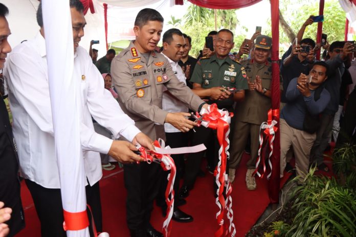 FOTO: Kapolrestabes Medan, Kombes Pol Valentino Alfa Tatareda saat meresmikan posko kampung bebas narkoba di Jermal XV, Kamis (31/8/2023).
