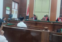 Hakim Tipikor PN Makassar Sejalan Tuntutan JPU, Terdakwa Raibnya 500 ton Beras Bulog Pinrang Divonis 12 Tahun Penjara FOTO: Irpan, Rekanan, Muh. Idris, eks kepala gudang Bulog Pinrang dan Radityo Putra Sikado, eks pimpinan cabang Bulog Pinrang, saat mendengar putusan Majelis Hakim Pengadilan Negeri (Tipikor) Kelas 1A Makassar. Kamis (31/8/2023)